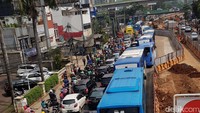 Begini kemacetan di Jalan Mampang Prapatan yang mengarah ke Kuningan, Rabu (1/11) pagi tadi sekitar pukul 09.10 WIB. Foto: Ahmad Toriq/detikcom