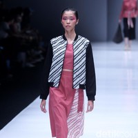 Koleksi busana POP.U by Populo batik mengangkat tema bertajuk Fashion Fusion di Jakarta Fashion Week 2018, Senayan City, Jakarta, Selasa (24/10/2017). Foto: Mohammad Abduh/Wolipop