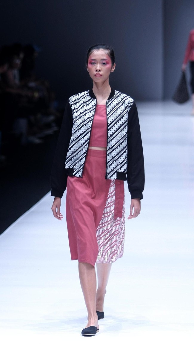 Koleksi busana POP.U by Populo batik mengangkat tema bertajuk Fashion Fusion di Jakarta Fashion Week 2018, Senayan City, Jakarta, Selasa (24/10/2017). Foto: Mohammad Abduh/Wolipop