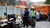 Taksi dan truk ikut diperiksa.