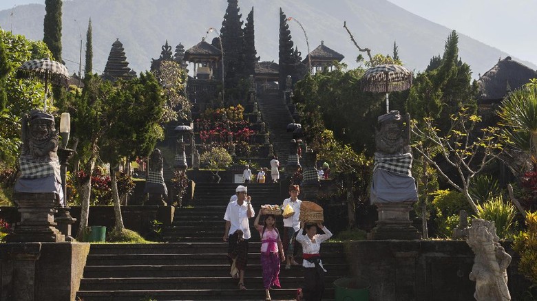 SUASANA GALUNGAN SIAGA GUNUNG AGUNG Umat Hindu membawa sesajen saat persembahyangan Hari Raya Galungan di tengah situasi aktifitas Gunung Agung pada level siaga di Pura Besakih, Karangasem, Bali, Rabu (1/11). Sebagian warga Besakih masih berada di pengungsian bersama warga dari lima desa lainnya karena masuk kawasan rawan bencana di radius 7,5km namun kawasan Pura Besakih telah dinyatakan aman setelah status gunung tersebut diturunkan dari awas ke siaga. ANTARA FOTO/Nyoman Budhiana/pras/17.