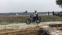 Dia memilih menggunakan motor trail karena medan yang ditempuh tak bisa dilewati mobil. Foto: Ray Jordan/detikcom