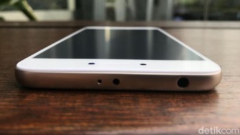 Beralih ke atas, terdapat jack audio dan infra merah. Foto: detikINET/Adi Fida Rahman