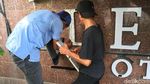 Foto:  Melihat Lebih Dekat Plang Hotel Alexis Dipreteli Petugas