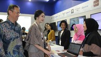 Direktur Konsumer Bank BRI Handayani didampingi Direktur IT Bank BRI Indra Utoyo Mengunjungi stand BRI Indocomtech 2017 di Jakarta, Rabu (1/11/2017). Foto: dok. BRI
