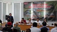 Hadir dalam diskusi mantan Menteri Koordinator Maritim dan Sumber Daya Rizal Ramli, pengamat ekonomi Center of Reform on Economic (Core) M. Faisal, pengamat politik pemerintahan Sebastian Salang, peneliti Asosiasi Ekonomi Politik Indonesia (AEPI) Salamudin Daeng, anggota DPR RI Fraksi PDI Perjuangan Rieke Diah Pitaloka, dan Direktur Program for Economic and Democracy Studies (Cedes) Edy Mulyadi.