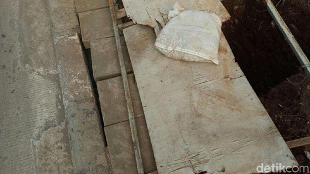 Tampak cor-coran dan trotoar dalam kondisi berlubang