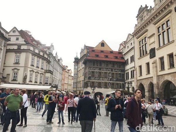 Siapkan waktu untuk berkeliling Old Town Square saat traveling ke Praha. Siapkan kamera dan nikmatilah nuansanya yang Eropa banget! (Iin Yumiyanti/detikTravel)