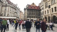 Siapkan waktu untuk berkeliling Old Town Square saat traveling ke Praha. Siapkan kamera dan nikmatilah nuansanya yang Eropa banget! (Iin Yumiyanti/detikTravel)