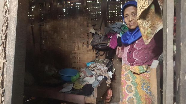Nenek Sodah Hidup Sebatang Kara di Gubuk Reyot di Banten