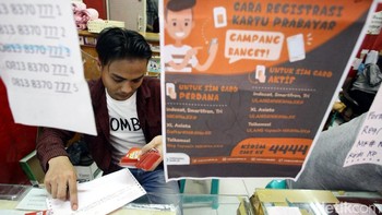 Tata cara melakukan registrasi kartu prabayar terpampang di sebuah gerai SIM Card di pusat perbelanjaan selular di Jakarta Timur, Rabu (1/11/2017).