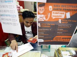 Penjual SIM Card Pajang Cara Registrasi Kartu Prabayar