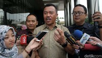 Hal ini disampaikannya usai diperiksa penyidik KPK terkait kasus perintangan proses penyidikan dan pemeriksaan kasus e-KTP. Dia malah bertanya balik siapa saksi yang mengatakannya.