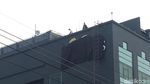 Foto: Melihat Proses Pembongkaran Plang Hotel Alexis