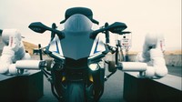 Meski Motobot akan menjadi pionir dalam pengembangan kendaraan robot, Yamaha juga membebankan target padanya: mengalahkan Valentino Rossi. (Yamaha-motor.com)