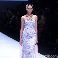 koleksi Barli Asmara yang menampilkan keindahan batik Jambi dengan mengusung tema Jambi Kain Negriku di Jakarta Fashion Week 2018, Senayan City, Jakarta. Senin (23/10/2017). foto: Mohammad Abduh/Wolipop