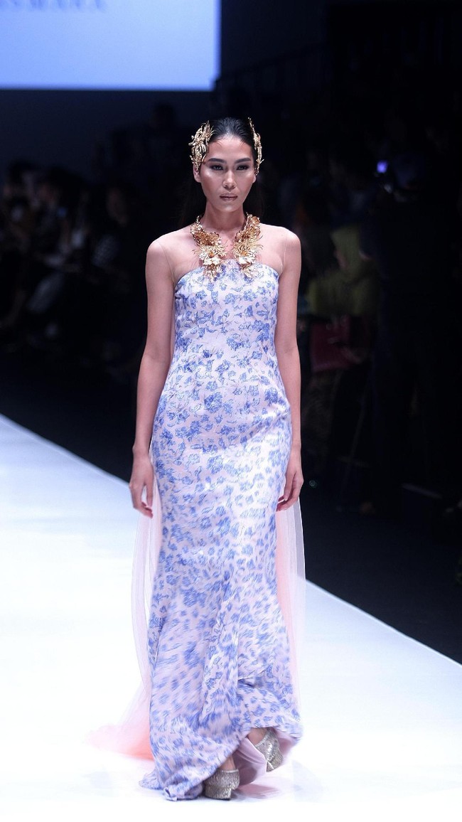 koleksi Barli Asmara yang menampilkan keindahan batik Jambi dengan mengusung tema Jambi Kain Negriku di Jakarta Fashion Week 2018, Senayan City, Jakarta. Senin (23/10/2017). foto: Mohammad Abduh/Wolipop