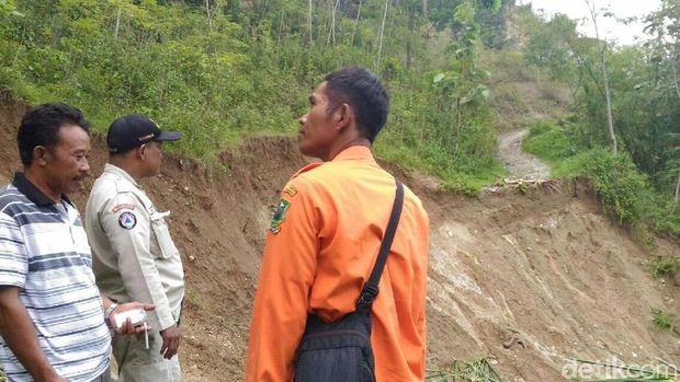 Jalan terputus akibat longsor