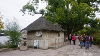 Rumah tradisional Nusa Tenggara Timur juga dihadirkan di Pairi Daiza dengan latar belakang danau yang cantik. (Eny/detikTravel)