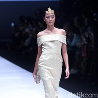 koleksi Barli Asmara yang menampilkan keindahan batik Jambi dengan mengusung tema Jambi Kain Negriku di Jakarta Fashion Week 2018, Senayan City, Jakarta. Senin (23/10/2017). foto: Mohammad Abduh/Wolipop