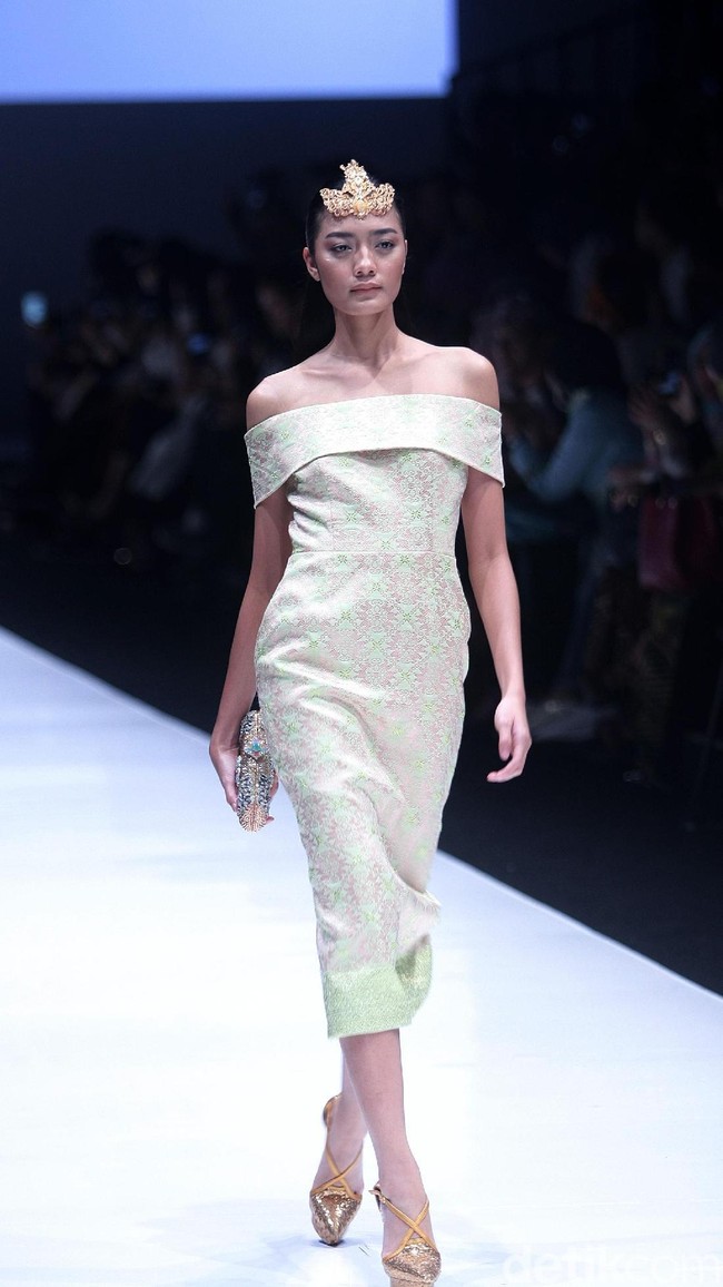 koleksi Barli Asmara yang menampilkan keindahan batik Jambi dengan mengusung tema Jambi Kain Negriku di Jakarta Fashion Week 2018, Senayan City, Jakarta. Senin (23/10/2017). foto: Mohammad Abduh/Wolipop