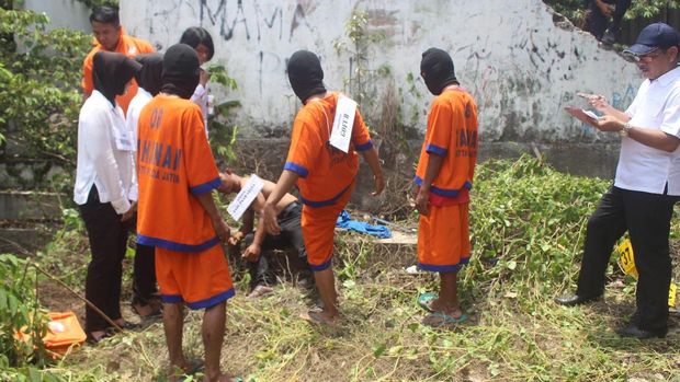 Adegan saat para tersangka menganiaya korban