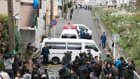 Kini, area apartemen yang tenang itu dipenuhi wartawan. Shiraishi sendiri mengaku telah membunuh orang-orang yang jenazahnya ditemukan di dalam apartemennya itu. (Foto: Kyodo/via REUTERS)