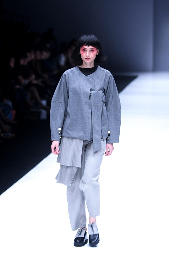 Koleksi terbaru dari Hunting Fields dengan sentuhan alam dan di hadirkan kedalam sentuhan pleats dan cutting di Jakarta Fashion Week 2018, Senayan City, Jakarta, Selasa (24/10/2017). Foto: Mohammad Abduh/Wolipop