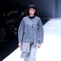 Koleksi terbaru dari Hunting Fields dengan sentuhan alam dan di hadirkan kedalam sentuhan pleats dan cutting di Jakarta Fashion Week 2018, Senayan City, Jakarta, Selasa (24/10/2017). Foto: Mohammad Abduh/Wolipop