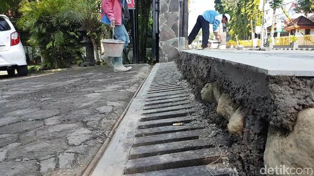 Warga dan Pemilik Toko Keluhkan Trotoar Jalan Renata Sukabumi