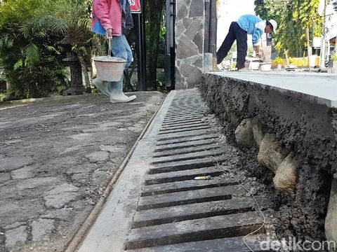 Penampakan Trotoar yang Ketinggiannya Dikeluhkan Warga Sukabumi