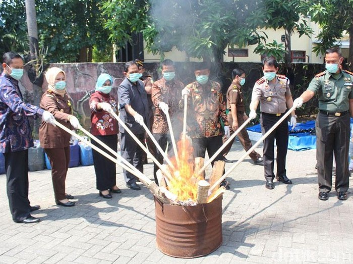 Ribuan Karnopen Dimusnahkan Kejari Lamongan