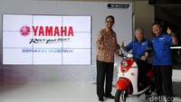 Yamaha sudah lakukan pengembangan Yamaha PAS (Power Assist System) sejak 1993 lalu (sistem kendaraan listrik). Sudah berjalan 20 tahun, unit yang terjual sudah sampai 4 juta, ujar Minoru Morimoto selaku Presiden Yamaha Indonesia Motor Manufacturing saat menyampaikan kata sambutan dalam gelaran pengujian pasar dan memperkenalkan motor listrik Yamaha di kawasan Epicentrum, Jakarta Selatan, Selasa (31/10/2017).