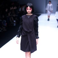 Koleksi terbaru dari Hunting Fields dengan sentuhan alam dan di hadirkan kedalam sentuhan pleats dan cutting di Jakarta Fashion Week 2018, Senayan City, Jakarta, Selasa (24/10/2017). Foto: Mohammad Abduh/Wolipop