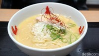 Kalau yang ini, ramen extra rich salt yang rasanya gurih sedap. Ramen ini porsinya cukup besar, dengan toping daging ayam yang empuk dan enak. Sungguh, kamu mesti coba ramen Ayam-ya kalau liburan ke Jepang! (Wahyu/detikTravel)