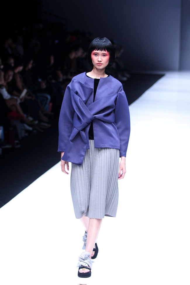 Koleksi terbaru dari Hunting Fields dengan sentuhan alam dan di hadirkan kedalam sentuhan pleats dan cutting di Jakarta Fashion Week 2018, Senayan City, Jakarta, Selasa (24/10/2017). Foto: Mohammad Abduh/Wolipop