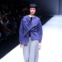 Koleksi terbaru dari Hunting Fields dengan sentuhan alam dan di hadirkan kedalam sentuhan pleats dan cutting di Jakarta Fashion Week 2018, Senayan City, Jakarta, Selasa (24/10/2017). Foto: Mohammad Abduh/Wolipop