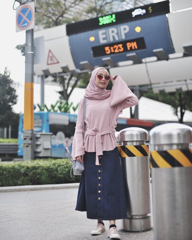 Mencoba memakai rok panjang bahan jeans yang klasik. Selebgram asal Riau Joyagh memadukan rok jeans berkancing dan blouse berpotongan lengan terompet. Sneakers merah muda membuat tampilan matching dan santai. Foto: Dok. Instagram
