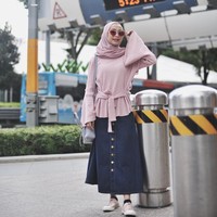 Mencoba memakai rok panjang bahan jeans yang klasik. Selebgram asal Riau Joyagh memadukan rok jeans berkancing dan blouse berpotongan lengan terompet. Sneakers merah muda membuat tampilan matching dan santai. Foto: Dok. Instagram