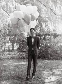 Song Joong Ki gagah dengan setelan jas.