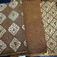 Pak No mendapat mandat untuk membuat  70 beskap hitam  dengan 120 helai kain batik sebagai bawahan (jarik) yang berbeda-beda motifnya sesuai sesi acara. Foto: Odilia WS