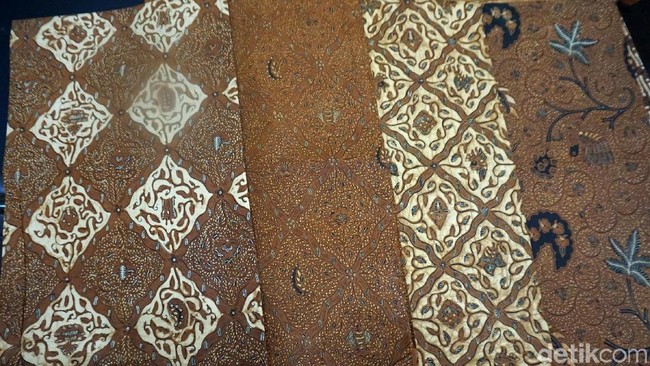 Pak No mendapat mandat untuk membuat  70 beskap hitam  dengan 120 helai kain batik sebagai bawahan (jarik) yang berbeda-beda motifnya sesuai sesi acara. Foto: Odilia WS