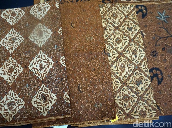 Batik untuk Keluarga Jokowi Batik untuk Keluarga Jokowi di pernikahan Kahiyang Ayu