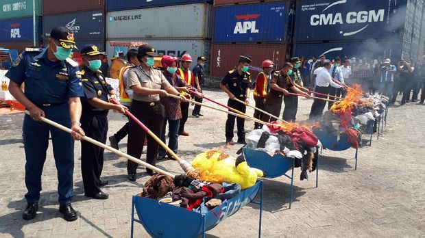 Pakaian dan rokok dimusnahkan dengan cara dibakar