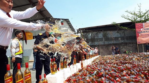 Minuman keras juga dimusnahkan dengan cara dihancurkan dengan palu