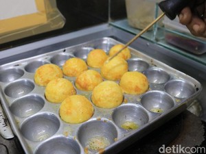 Nyam! Lembut Gurih Jajanan Kaki Lima Takoyaki dengan Saus Mayo dan Bubuk Nori