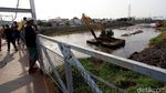 Pengerukan Endapan Lumpur di Kanal Banjir Barat