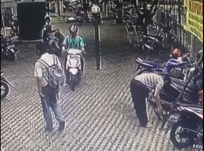 Terekam CCTV, Pencuri Motor di Parkiran Masjid Ditangkap
