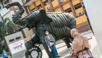 Sebuah patung gajah yang terbuat dari potongan ban-ban bekas menjadi ikon dari taman ini.