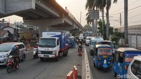 Arus lalu lintas akan semakin padat jika ada kereta api yang melintas. Akibatnya kendaraan yang menuju ke arah Pulogadung dan Klender menumpuk. Kemacetan terjadi mulai dari perlintas kereta api hingga depan Lapas Cipinang.